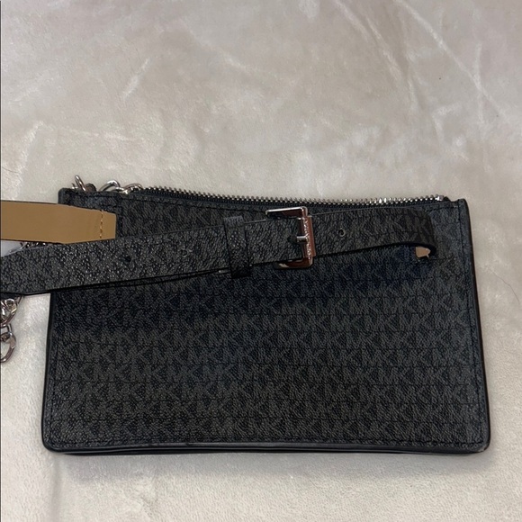 MICHAEL Michael Kors Black Crossbody Bag with Sleek Design - Picture 5 of 8